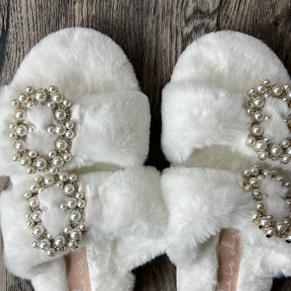 She is Cheval Shoes White Faux Mink Neverending Story Slippers Size 7 Bridal - Picture 8 of 11